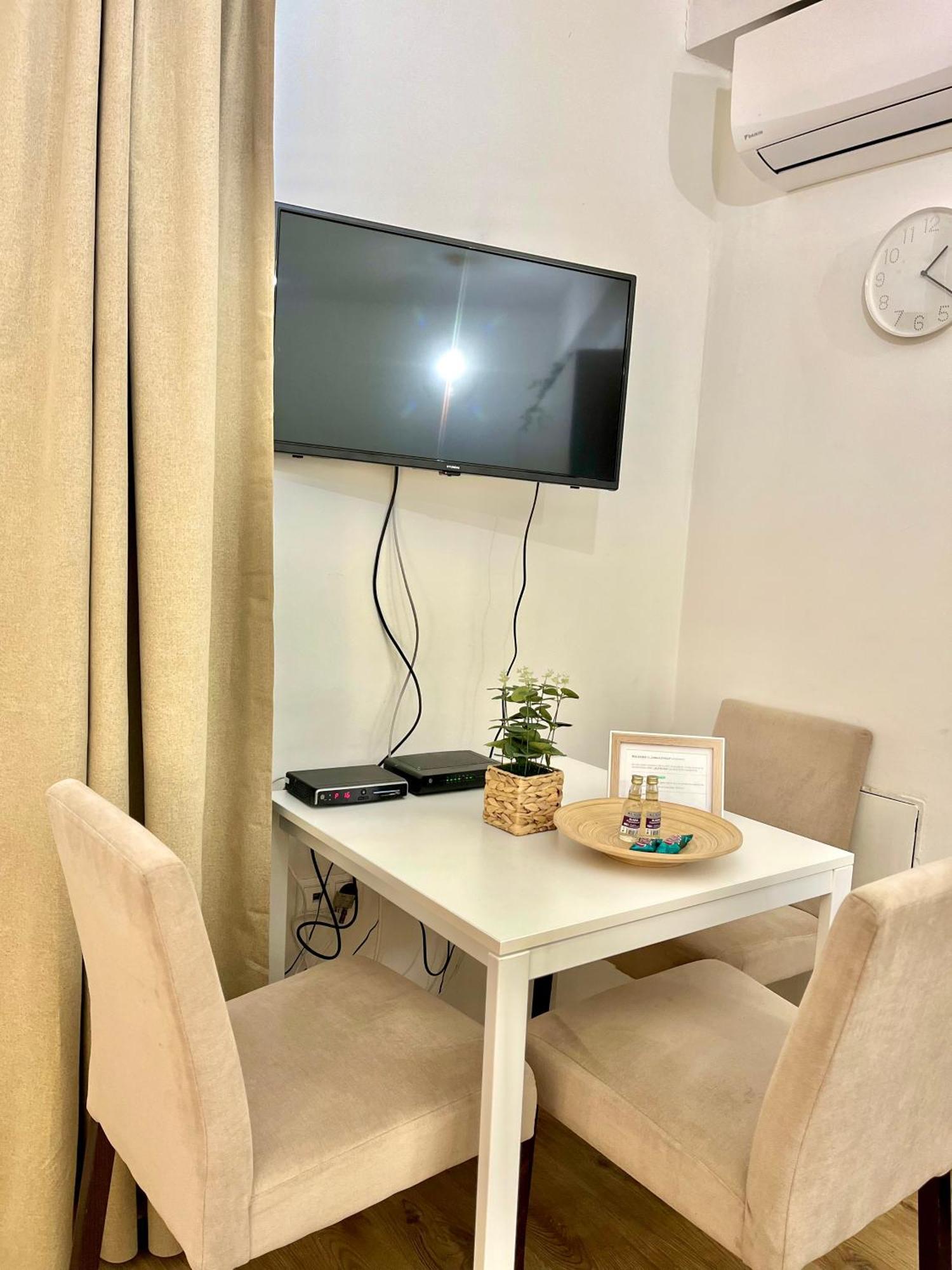 Urban Jungle Apartment Old Town Air Conditioned Братислава Экстерьер фото
