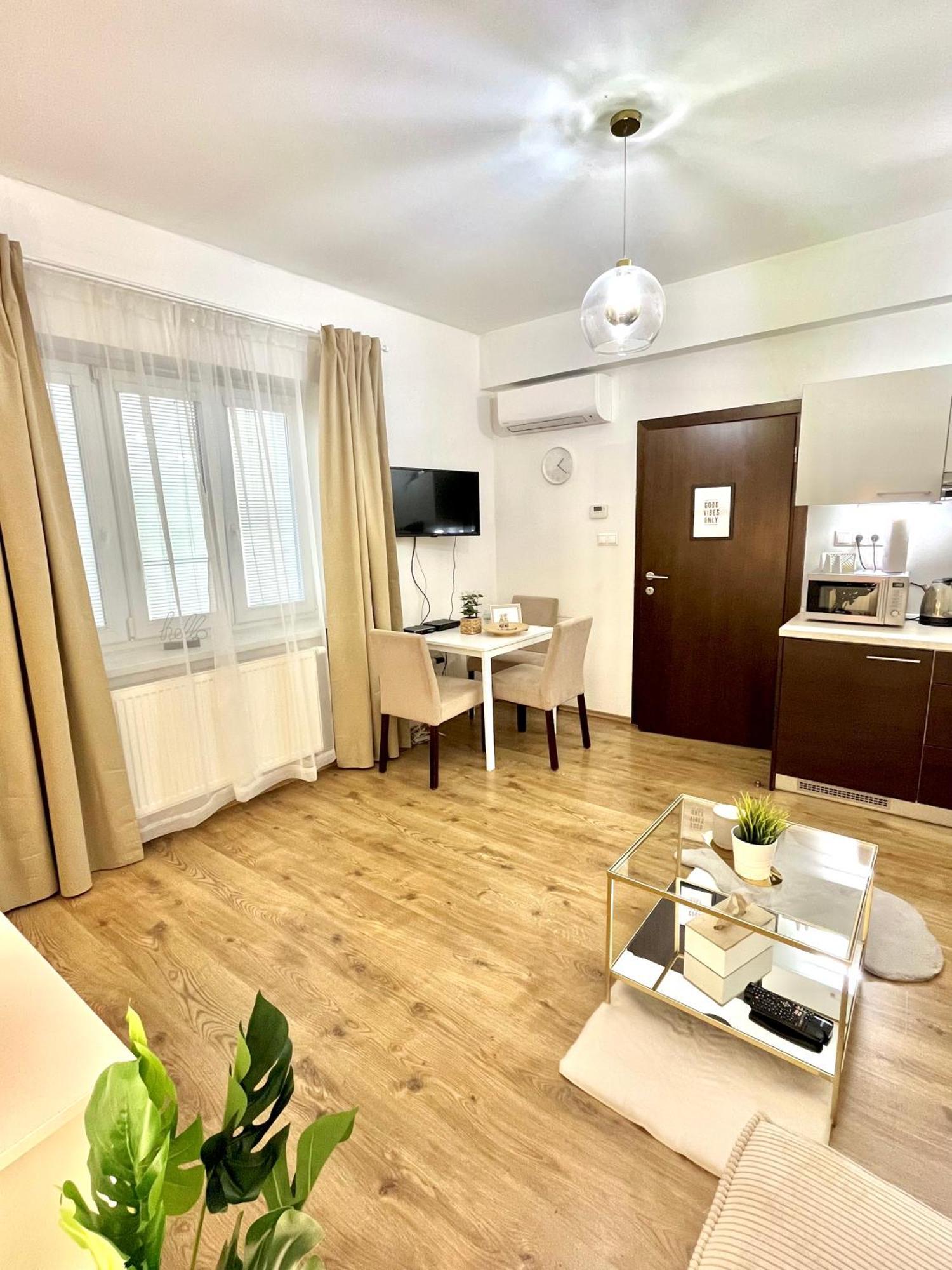Urban Jungle Apartment Old Town Air Conditioned Братислава Экстерьер фото